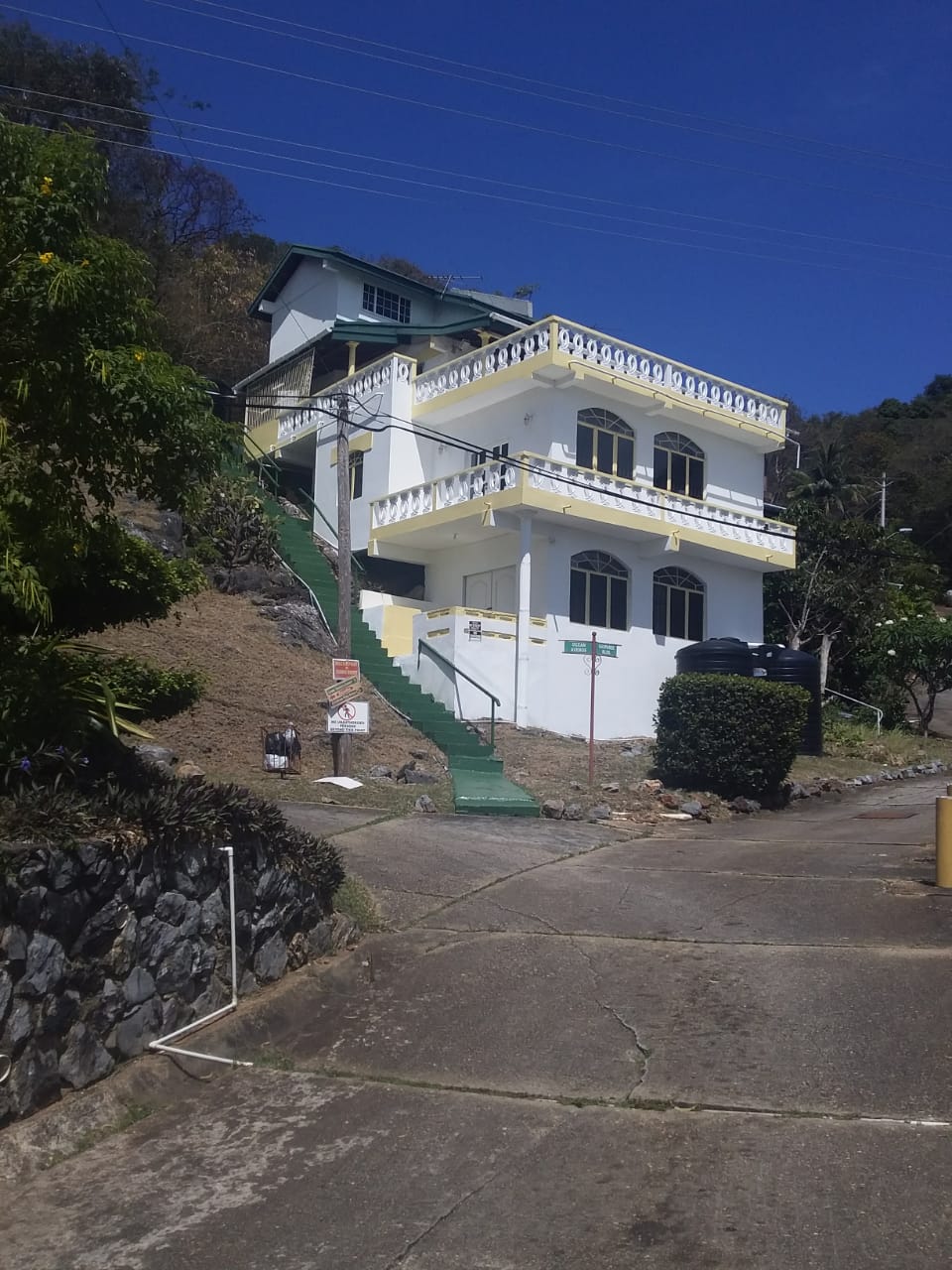 Bombshell Bay Resort, Gasper G..