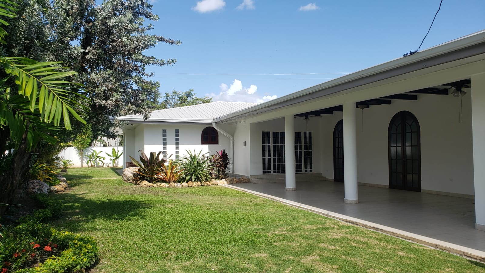 3 Bed, 2 Bath  One-Storey Hous..