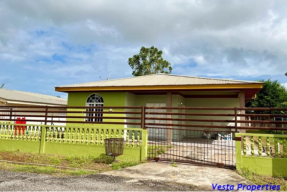 3 Bedroom House - Roystonia, C..